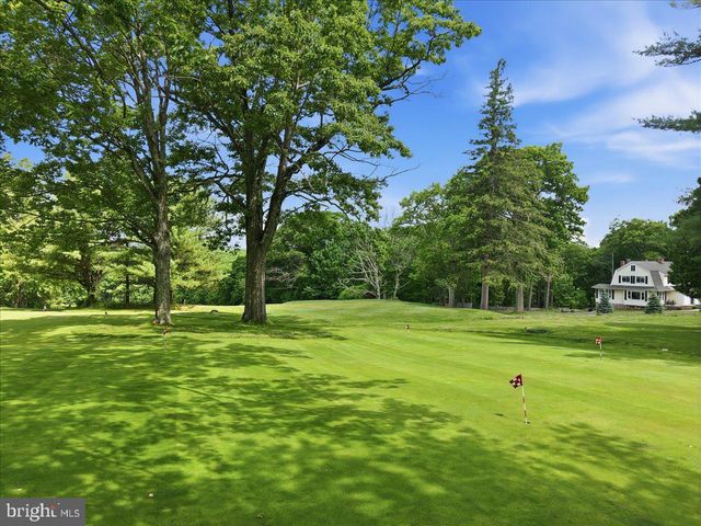 90 OAK LN, Pocono Manor, PA 18349