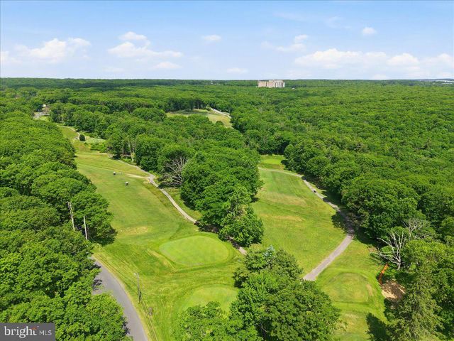 90 OAK LN, Pocono Manor, PA 18349