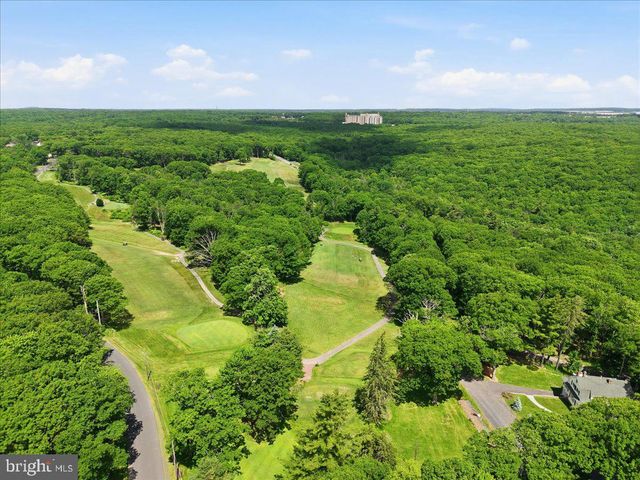 90 OAK LN, Pocono Manor, PA 18349
