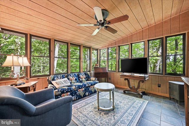 90 OAK LN, Pocono Manor, PA 18349
