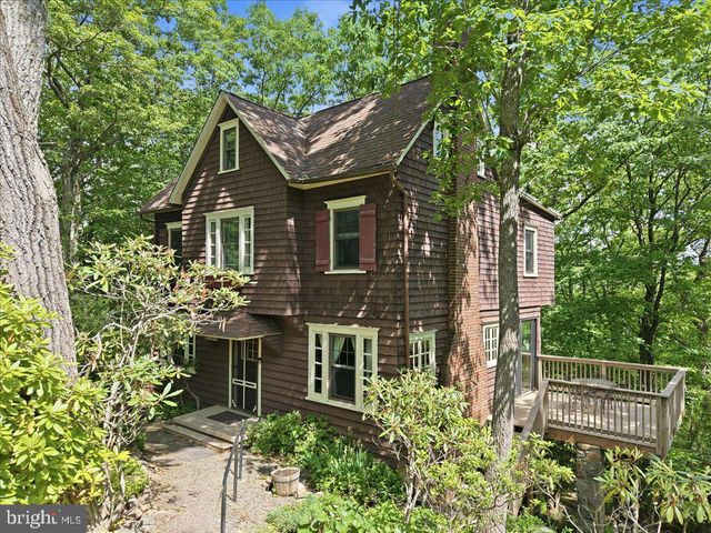 90 OAK LN, Pocono Manor, PA 18349