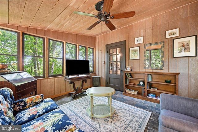 90 OAK LN, Pocono Manor, PA 18349