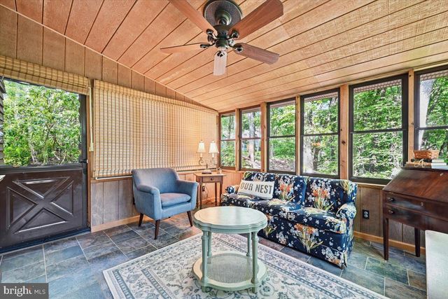 90 OAK LN, Pocono Manor, PA 18349