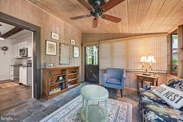 90 OAK LN, Pocono Manor, PA 18349