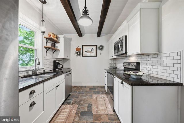 90 OAK LN, Pocono Manor, PA 18349
