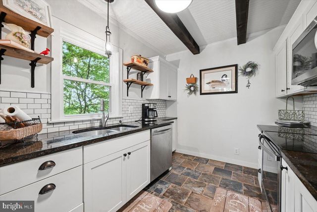 90 OAK LN, Pocono Manor, PA 18349
