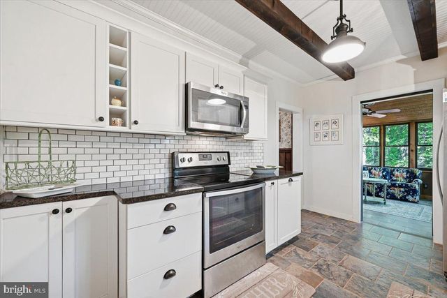 90 OAK LN, Pocono Manor, PA 18349