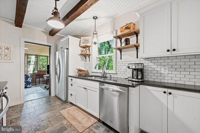 90 OAK LN, Pocono Manor, PA 18349