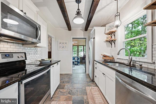 90 OAK LN, Pocono Manor, PA 18349