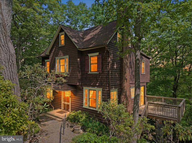 90 OAK LN, Pocono Manor, PA 18349