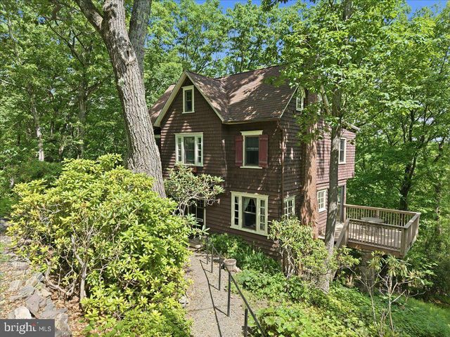 90 OAK LN, Pocono Manor, PA 18349