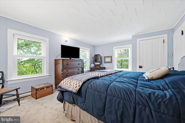 90 OAK LN, Pocono Manor, PA 18349