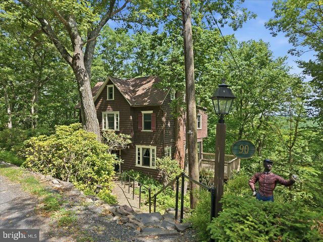 90 OAK LN, Pocono Manor, PA 18349