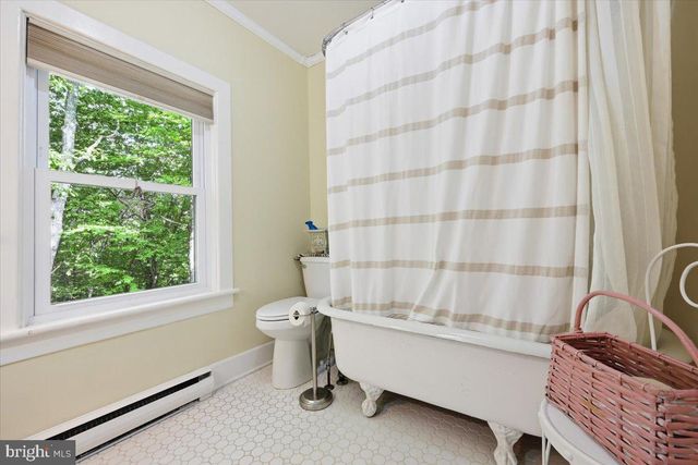 90 OAK LN, Pocono Manor, PA 18349