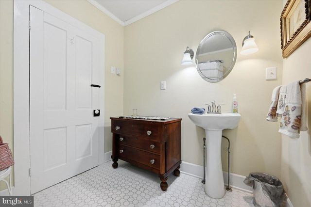 90 OAK LN, Pocono Manor, PA 18349