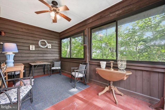 90 OAK LN, Pocono Manor, PA 18349