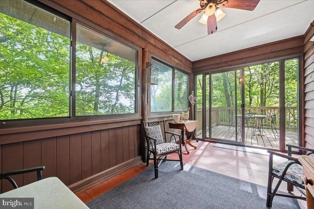 90 OAK LN, Pocono Manor, PA 18349