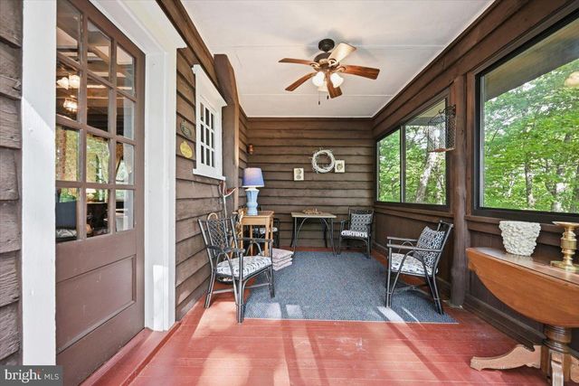 90 OAK LN, Pocono Manor, PA 18349