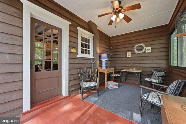 90 OAK LN, Pocono Manor, PA 18349