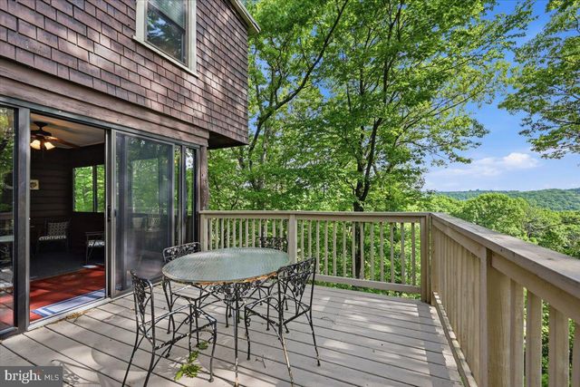 90 OAK LN, Pocono Manor, PA 18349