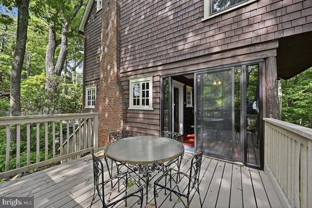 90 OAK LN, Pocono Manor, PA 18349