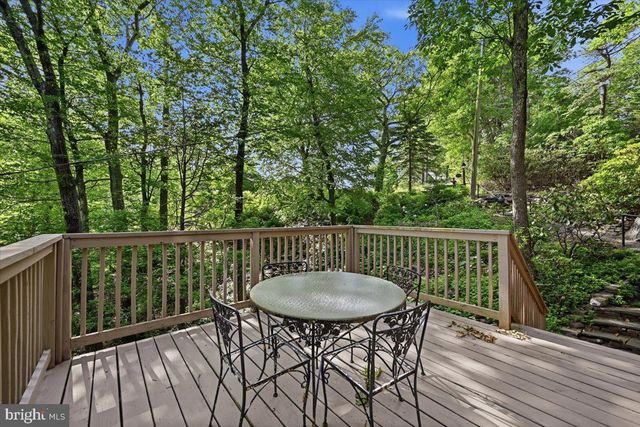 90 OAK LN, Pocono Manor, PA 18349