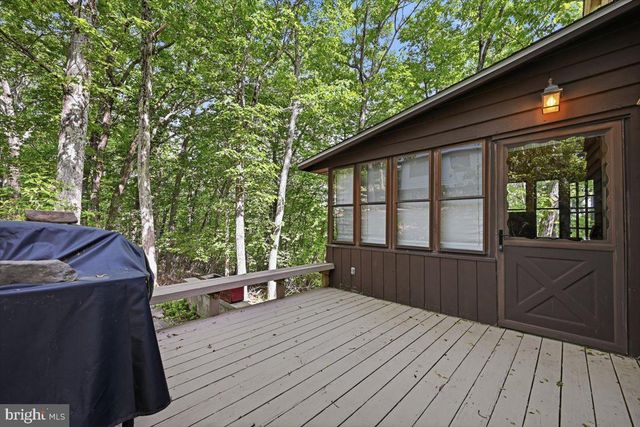 90 OAK LN, Pocono Manor, PA 18349