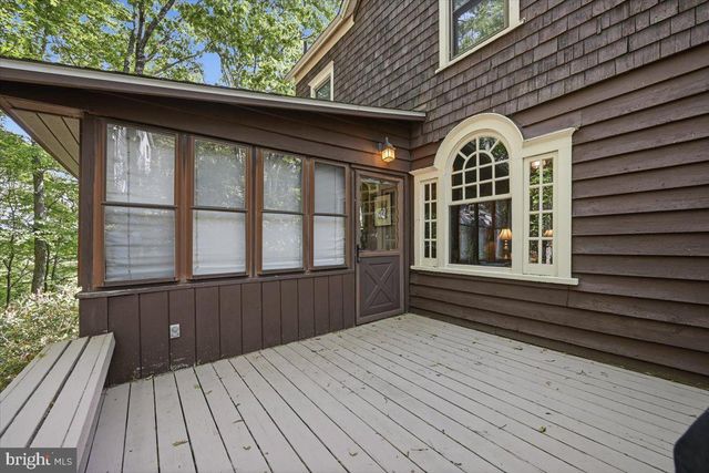 90 OAK LN, Pocono Manor, PA 18349