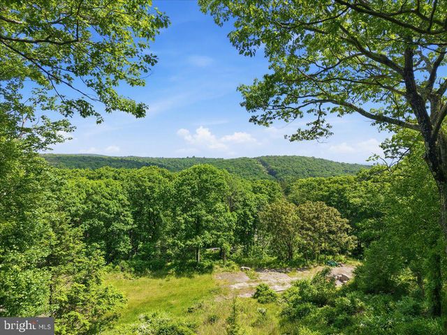 90 OAK LN, Pocono Manor, PA 18349