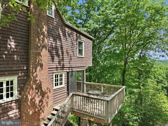 90 OAK LN, Pocono Manor, PA 18349