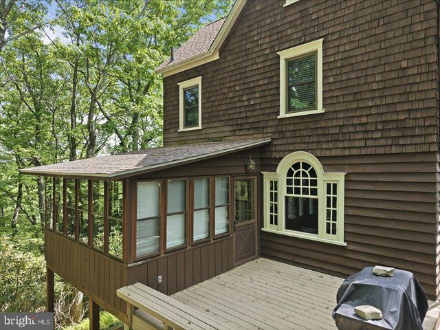 90 OAK LN, Pocono Manor, PA 18349