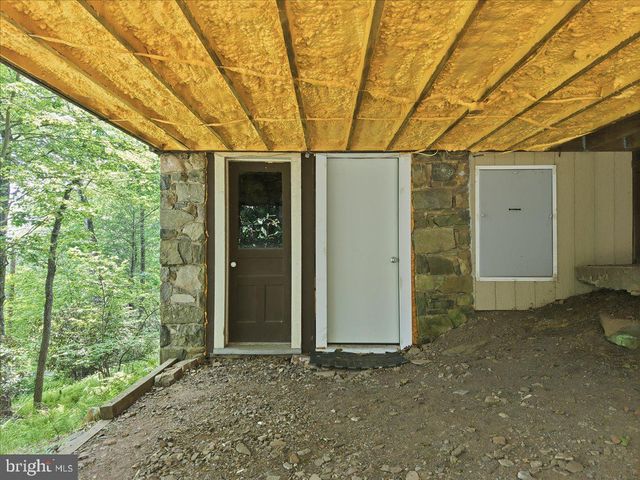 90 OAK LN, Pocono Manor, PA 18349