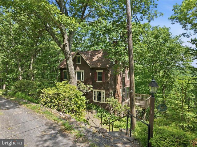 90 OAK LN, Pocono Manor, PA 18349