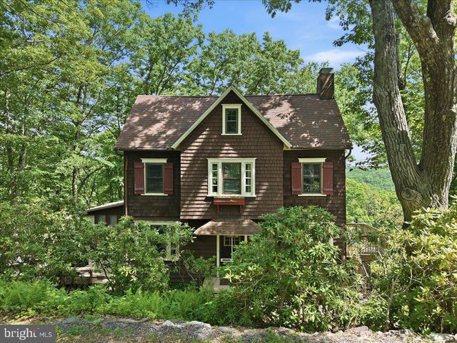 90 OAK LN, Pocono Manor, PA 18349