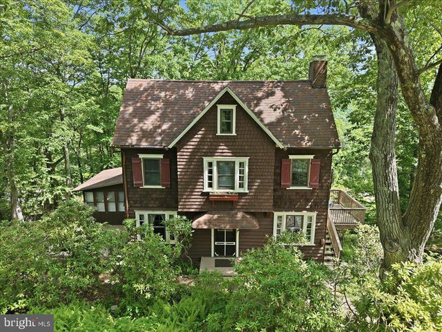 90 OAK LN, Pocono Manor, PA 18349