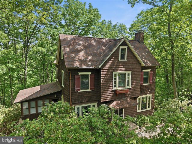 90 OAK LN, Pocono Manor, PA 18349