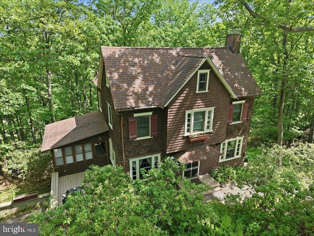 90 OAK LN, Pocono Manor, PA 18349