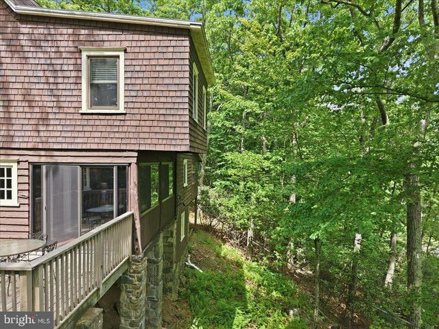90 OAK LN, Pocono Manor, PA 18349