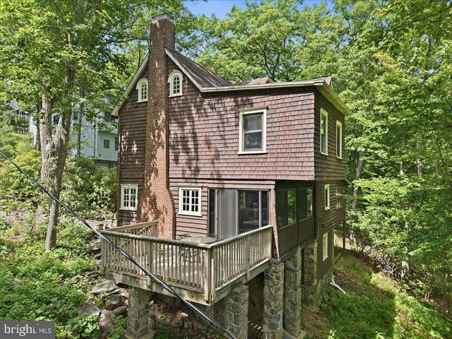 90 OAK LN, Pocono Manor, PA 18349