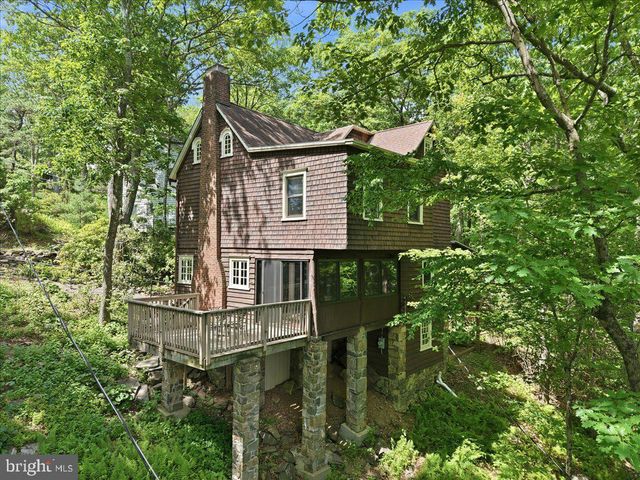 90 OAK LN, Pocono Manor, PA 18349