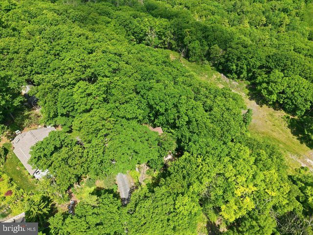 90 OAK LN, Pocono Manor, PA 18349