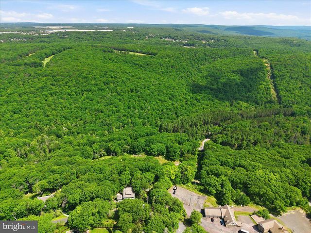 90 OAK LN, Pocono Manor, PA 18349