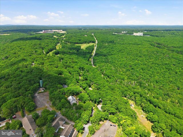 90 OAK LN, Pocono Manor, PA 18349