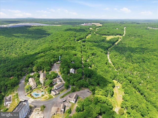 90 OAK LN, Pocono Manor, PA 18349