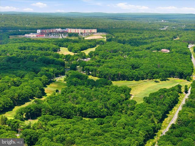 90 OAK LN, Pocono Manor, PA 18349