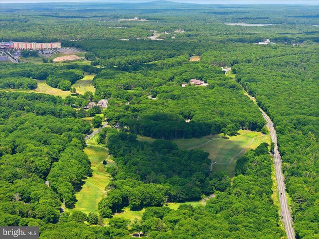 90 OAK LN, Pocono Manor, PA 18349