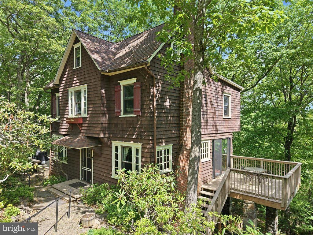 90 OAK LN, Pocono Manor, PA 18349
