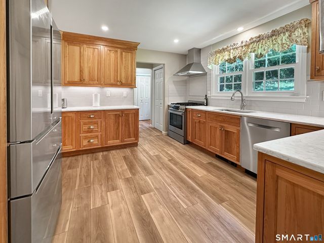 27 Lakes Pond Road, Waterford, CT 06385