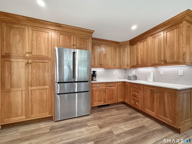27 Lakes Pond Road, Waterford, CT 06385