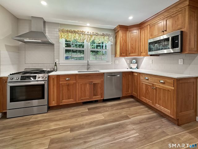 27 Lakes Pond Road, Waterford, CT 06385